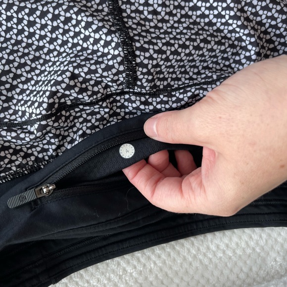 Lululemon black and white shorts size 4 - Picture 4 of 5